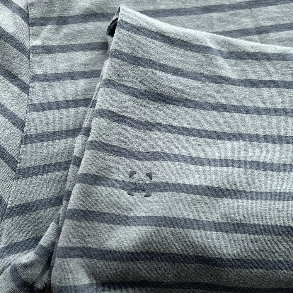 size medium lululemon short sleeve shirt// size medium - Picture 3 of 5